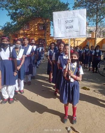 ଯୁଦ୍ଧ ନୁହେଁ ଶାନ୍ତି ଚାହୁଁ : ସରସ୍ଵତୀ ଶିଶୁ ବିଦ୍ୟାମନ୍ଦିରର ଶିଶୁ ମାନଙ୍କ ଦ୍ଵାରା ନୀରବ ପ୍ରତିବାଦ