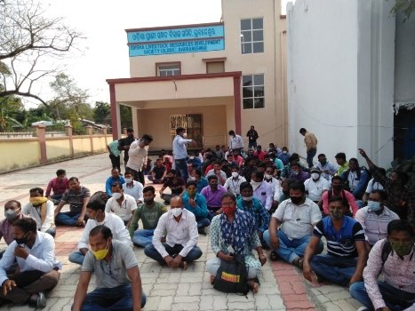 ପ୍ରାଣୀ ସମ୍ପଦ ବିକାଶ କାର୍ଯ୍ୟାଳୟ ଆଗରେ ଧାରଣା