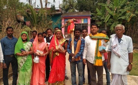 ବଢୁଛି ନିର୍ବାଚନୀ ଉଷ୍ମତା : ଭୋଟ ସଂକେତ ଧରି ଗାଁ ଗାଁ ବୁଲୁଛନ୍ତି ପ୍ରାର୍ଥୀ