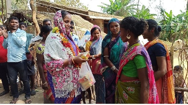 ମିଠା ବାଣ୍ଟୁଛନ୍ତି ପ୍ରାର୍ଥୀ