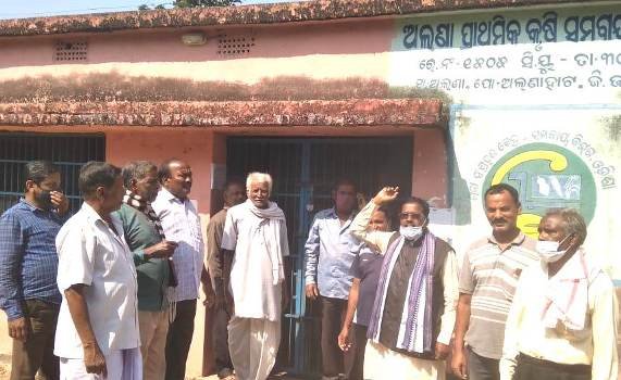 ତାଲା ପକାଇ ଧାରଣାରେ ବସିଲେ ଚାଷୀ