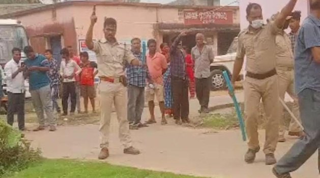 ରାଜନଗରରେ ନିର୍ବାଚନୀ ହିଂସା : ଜୀବନ ବଞ୍ଚାଇବାକୁ ବନ୍ଧୁକ ବାହାର କଲେ ପୁଲିସ ଅଧିକାରୀ