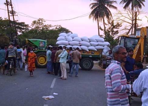 ଚାଷୀଙ୍କ ରାସ୍ତାରୋକ : ଯାତ୍ରୀ ହନ୍ତସନ୍ତ