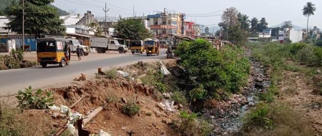 ମୁଖ୍ୟ ରାସ୍ତା ଭୁଷୁଡିବାରେ ଲାଗିଛି : ବିଭାଗୀୟ କର୍ତ୍ତୃପକ୍ଷଙ୍କ ଦୃଷ୍ଟି ନାହିଁ