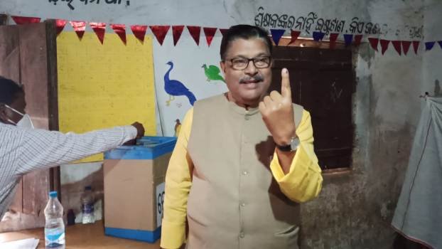 ଶଙ୍ଖଣା ବୁଥରେ ଜୟଦେବଙ୍କ ମତଦାନ
