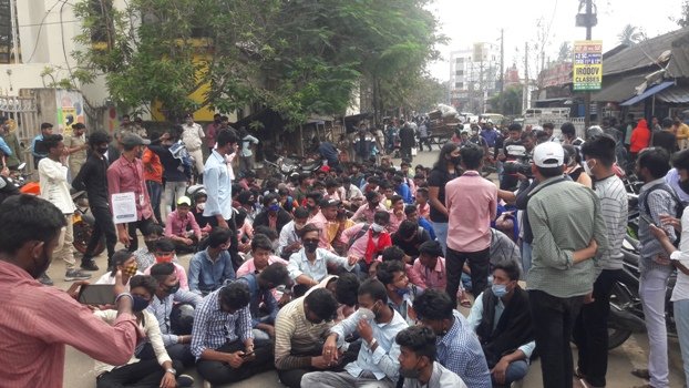 ବନ୍ଦ ଦାବିରେ ରାସ୍ତାକୁ ଓହ୍ଲାଇଲେ ଛାତ୍ରଛାତ୍ରୀ