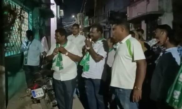 ପୌର ନିର୍ବାଚନ: ଘରକୁ ଘର ବୁଲି ଭୋଟ ଭିକ୍ଷା କରୁଛନ୍ତି ଚେୟାରମ୍ୟାନ ପାର୍ଥିନୀ ଟି. ଲଷ୍ମୀ ଓ କାଉନସିଲର ପ୍ରାର୍ଥୀ ମାନେ