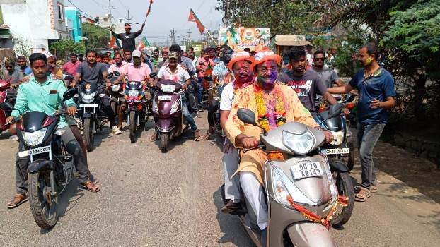 ପ।ର।ଳ।ଖେମୁଣ୍ଡିରେ ହୋଲି ଖେଳ ପର୍ବ ପ।ଳନ କଲେ ବିଜେପି ର।ଜ୍ୟ ସଭ।ପତି ଶ୍ରୀ ସମୀର ମହ।ନ୍ତି