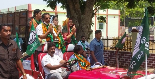 ୧୩ନମ୍ବର ୱାର୍ଡରେ ବିଜେଡି କାଉନସିଲର ପ୍ରାର୍ଥୀଙ୍କ ପାଇଁ ରୋଡଶୋ କଲେ ବିଧାୟକ