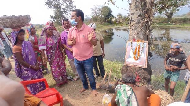 ପଞ୍ଚାୟତିରାଜ ଦିବସରେ ମନରେଗା ଶ୍ରମିକଙ୍କ ସହ ବିଜୁ ଜୟନ୍ତୀ ପାଳନ କଲେ ବିଡ଼ିଓ