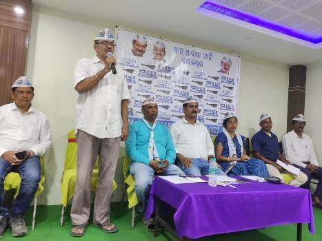 ନିର୍ବାଚନ ପୂର୍ବରୁ ଗ୍ୟାରେଣ୍ଟି କାର୍ଡ଼ ଖୋଲିରେ ଆପ କର୍ମକର୍ତ୍ତା