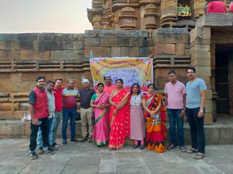 ବନ୍ଧୁତ୍ୱର ନିଆରା ନିଦର୍ଶନ : ବ୍ରହ୍ମେଶ୍ୱର ବିଦ୍ୟାଳୟରେ ଏକାଠି ହେଲେ ୧୯୮୭-୮୮ ବିଦ୍ୟାର୍ଥୀ