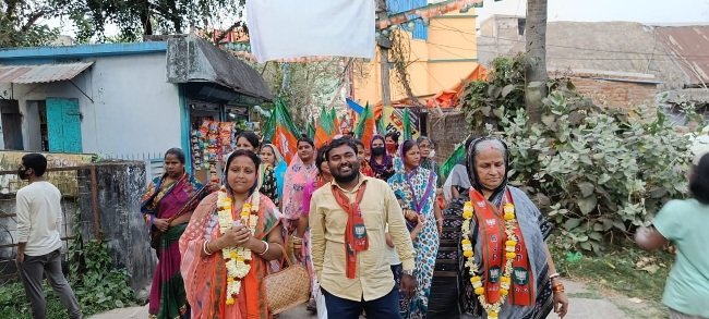 ବିଜେପି ପକ୍ଷରୁ ନିର୍ବାଚନୀ ପଦଯାତ୍ରା ପୌରାଧ୍ୟକ୍ଷ ପ୍ରାର୍ଥିନୀ ରଶ୍ମିରେଖା ଦେବଙ୍କ ଭୋଟଭିକ୍ଷା