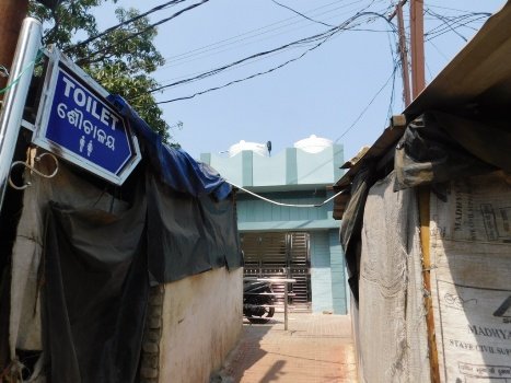 ଦୁଇବର୍ଷରେ ବି ସରୁନି ଶୌଚାଳୟର ନବୀକରଣ : ଦୁଇ ପାଇଁ ୧ନଂରୁ ଯିବାକୁ ପଡୁଛି ୨ ନମ୍ବର