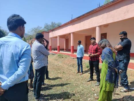 ଦୁର୍ଗମ ଅଞ୍ଚଳକୁ ଯାଇ ଲୋକଙ୍କ ସମସ୍ୟା ବୁଝିଲେ ବିଡିଓ