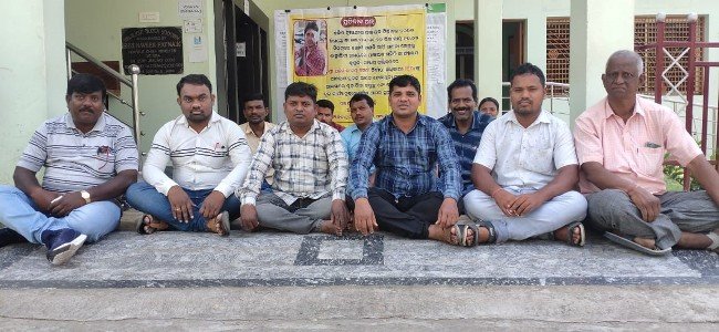 ନିର୍ବାହୀ ଅଧିକାରୀଙ୍କୁ ଆକ୍ରମଣରେ ପ୍ରତିବାଦ ଓ ପ୍ରତୀକ ଧାରଣା