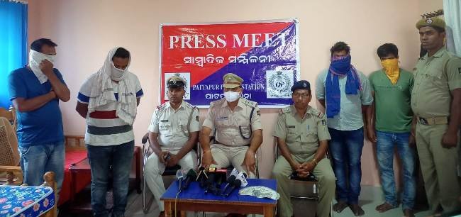 ଭାଙ୍ଗ ଚାଲାଣ ବେଳେ ପୋଲିସର ଅତର୍କିତ ଚଢାଉ : ୨ ଗାଡ଼ି ସମେତ ୪ ଗିରଫ 