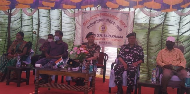 ଗ୍ରାମବାସୀଙ୍କୁ ସିଆରପିଏଫଙ୍କ ଦ୍ୱାରା ବିଭିନ୍ନ ସାମଗ୍ରୀ ବଣ୍ଟନ