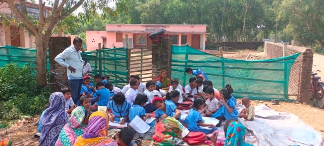 ଦୃଷ୍ଟିହୀନ ଶିକ୍ଷକଙ୍କ ଯୋଗଦାନକୁ ନେଇ ବିଦ୍ୟାଳୟରେ ତାଲା ପକାଇଲେ ଅଭିଭାବକ