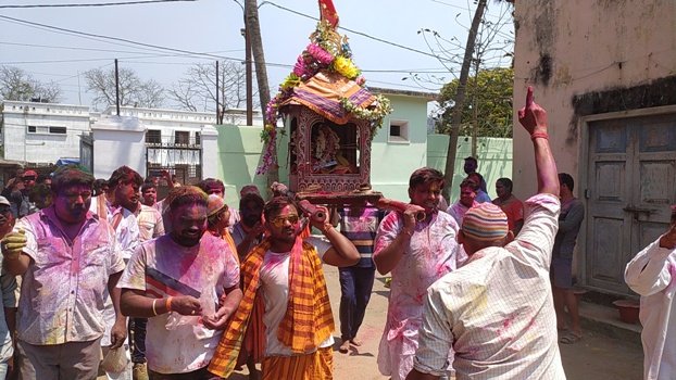 କୋଭିଡ ନୀୟମ କୋହଳ ପରେ ଧୁମଧାମରେ ପାଳିଲେ ହୋଲି