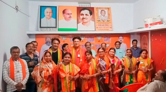 ପୌରପରିଷଦରେ ନବ ନିର୍ବାଚିତ ବିଜେପି କାଉନସିଲର ଓ ପାର୍ଥୀଙ୍କୁ ଜିଲ୍ଲା କାର୍ଯ୍ୟଳୟରେ ସମ୍ବର୍ଦ୍ଧନା