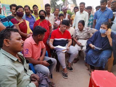 ନଦୀତଟରୁ ଶିଶୁପୁତ୍ରକୁ ଉଦ୍ଧାର କରି ଚାଇଲ୍ଡ ଲାଇନକୁ ହସ୍ତାନ୍ତର କଲେ ଗ୍ରାମବାସୀ