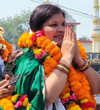  ବିଜେଡ଼ି ନଗରପାଳ ପ୍ରାର୍ଥୀ ସରିତା ସାହୁ ପିନ୍ଧିଲେ ବିଜୟ ମୁକୁଟ