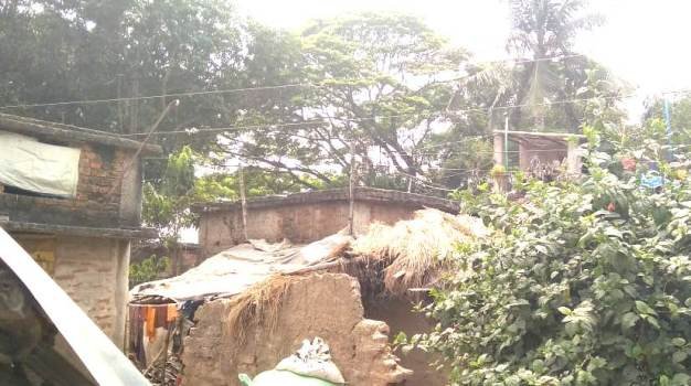 ହାତ ପାହାନ୍ତାରେ ଝୁଲୁଛି ୧୧କେଭି ବିଦ୍ୟୁତ ତାର ବିପଦରେ ରହୁଛନ୍ତି ୧୦ରୁ ଉର୍ଦ୍ଧ୍ୱ ପରିବାର