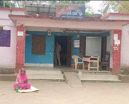 ଦଳିତ ମହିଳାଙ୍କୁ ନ୍ୟାୟ ନ ମିଳିବାରୁ ଥାନା ସମ୍ମୁଖରେ ଧାରଣା