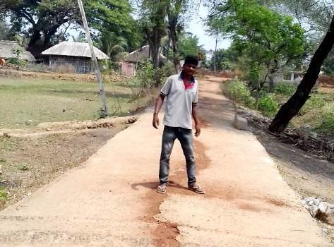 ଗ୍ରାମ୍ୟ ରାସ୍ତା ମରାମତି କଲେ ଯୁବକ