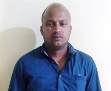 ୮୦୦ ଲିଟର ଚୋରା ଦେଶୀମଦ ପାଉଚ ଜବତ : ଜଣେ ଗିରଫ