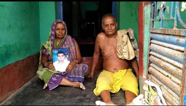 ବୃଦ୍ଧ ବାପା ମାଆଙ୍କ ଆଖିରୁ ଶୁଖୁନି ଲୁହ ପୁଅର ଫୋଟକୁ ଚାହିଁ ବିତୁଛି ଜୀବନ