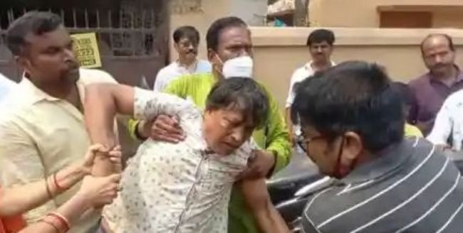 ସିଏମସିର ୫୩ ନମ୍ୱର ୱାର୍ଡ ସାମନାରେ ଟଙ୍କା ବାଣ୍ଟୁଥିଲେ ବିଜେଡି କର୍ମୀ
