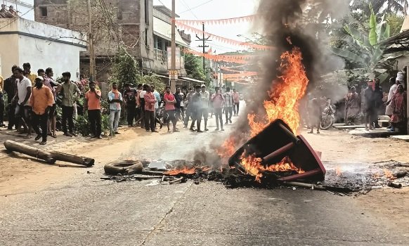 ମଦ ଦୋକାନ ଓ ବେଆଇନ ବାର ବନ୍ଦ ଦାବିରେ ପାତ୍ରପଡ଼ାବାସୀଙ୍କ ରାସ୍ତାରୋକ