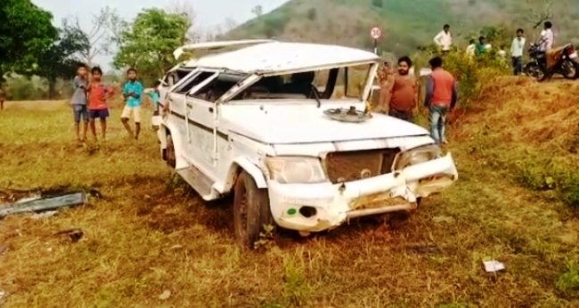 ଭାରସାମ୍ୟ ହରାଇ ବୋଲେରୋ ପିକଅପ୍ ଦୁର୍ଘଟଣାଗସ୍ତ