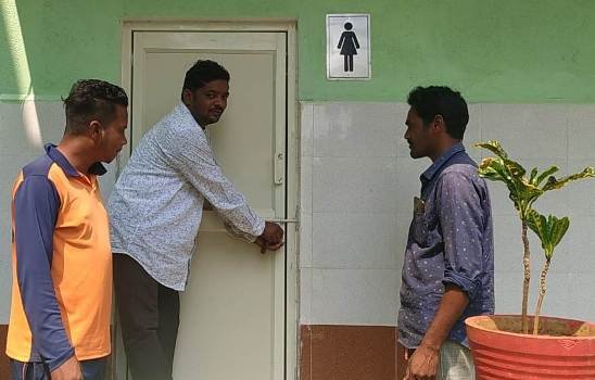 ସ୍ମାର୍ଟ ବିଦ୍ୟାଳୟ କାମ ସରି ବିତିଲାଣି ୭ ମାସ : ଠିକାଦାରଙ୍କ ଟଙ୍କା ନ ମିଳିବାରୁ ଶୌଚାଳୟରେ ତାଲା