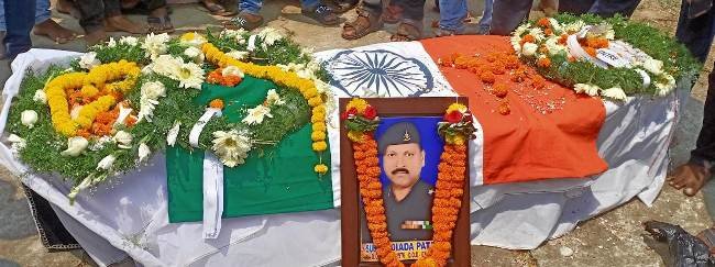 କାନ୍ଦ ବୋବାଳି ରେ ଫାଟି ପଡୁଛି ଗାଁ ମୁଖ : ସେନା କର୍ମଚାରୀ ଙ୍କ ଶେଷ କୃତ୍ୟ ସମ୍ପନ୍ନ ହେଲା ନିଜ ଜନ୍ମ ମାଟିରେ