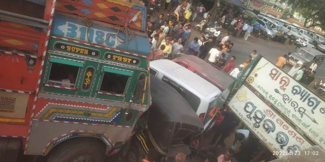 ଯଶିପୁର ବଜାରରେ ସିରିଜ ଦୁର୍ଘଟଣା ଘଟାଇଲା ଟ୍ରକ : ଅଳ୍ପକେ ବର୍ତ୍ତିଲେ ଅନେକ ଲୋକ