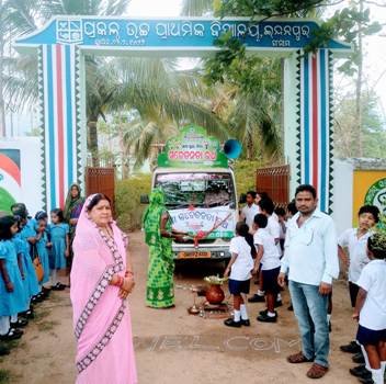 ଶିକ୍ଷା ସଚେତନତା ରଥକୁ ଗାଙ୍ଗପୁର କ୍ଲଷ୍ଟର୍ ପକ୍ଷରୁ ଭବ୍ୟ ସ୍ୱାଗତ