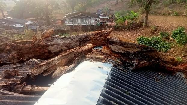 କାଳ ବୈଶାଖୀର ପ୍ରଭାବରେ ବିଦ୍ୟାଳୟ ର ଟିଣ ଉଡ଼ିଗଲା 