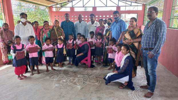 ଅଙ୍ଗନବାଡି କେନ୍ଦ୍ରରେ ପିଲାଙ୍କୁ ପୋଷାକ ବଣ୍ଟନ କଲେ କାଉନସିଲର