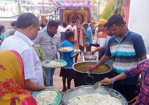 ପାରଳା ବାସନ୍ତି ଦୁର୍ଗା ପୂଜା କମିଟି ତରଫରୁ ଅନ୍ନଦାନ