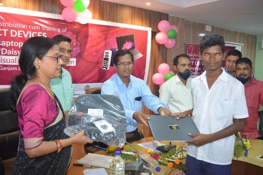 ଦୃଷ୍ଟିବାଧିତ ଛାତ୍ରଛାତ୍ରୀଙ୍କୁ ଶୈକ୍ଷିକ ଉପକରଣ ବଣ୍ଟନ