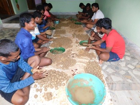 ସିଡ୍‌ସ ବଲ୍‌ରେ ଜଙ୍ଗଲ ସୃଷ୍ଟି ପାଇଁ ପ୍ରୟାସ : ବନୀକରଣ ପାଇଁ ଅଣ୍ଟା ଭିଡ଼ିଲେ ଦୃଷ୍ଟିବାଧିତ ବିଦ୍ୟାର୍ଥୀ