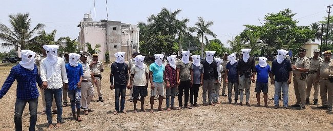 ୧୮ ଡକାୟତ ଓ ଗହଣା ଦୋକାନ ମାଲିକ ଗିରଫ : ମାରଣାସ୍ତ୍ର, ସୁନାଗହଣା ଓ ନଗଦ ଅର୍ଥ ଜବତ