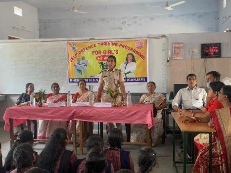 ଖେମୁଣ୍ଡି ମହାବିଦ୍ୟାଳୟରେ ଛାତ୍ରୀ ଆତ୍ମସୁରକ୍ଷା ତାଲିମଶିବିର 