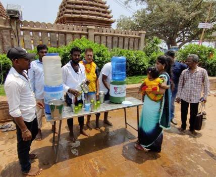 ଉଦୁଉଦିଆ ଖରାରେ ପାନୀୟ ଜଳ ଯୋଗାଇଲେ ଛତ୍ରପୁର ସ୍ୱେଚ୍ଛାସେବୀ