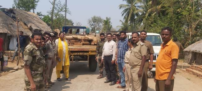 ବନ ବିଭାଗ ର ଚଢ଼ାଉ ୪ ଘରୁ ଭିତରୁ ସାଢ଼େ ୩ ଲକ୍ଷ ଟଙ୍କାରୁ ଉର୍ଦ୍ଧ୍ବ କାଠ ଜବତ 