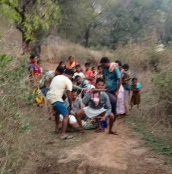 ରାସ୍ତା ନଥିବାରୁ ଦୁଳା ରେ ବୁହା ହେଲେ ରୋଗୀ