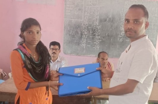 ମାଟ୍ରିକ ବିଦ୍ୟାର୍ଥୀ ମାନଙ୍କୁ କିଟସ ବଣ୍ଟନ